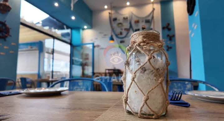 Interior acogedor de la taberna BajaMar, con decoración marinera en tonos azules