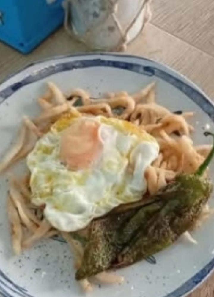 Chanquete con huevo y pimientos