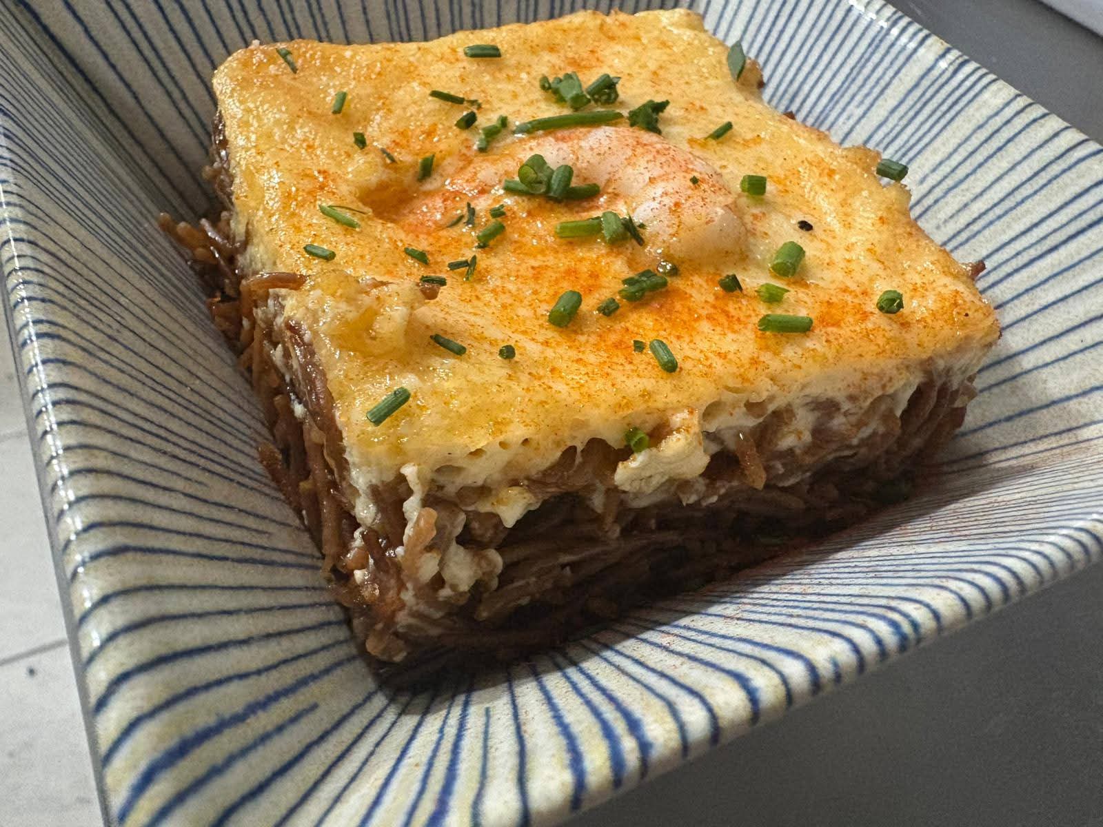 Fideos tostados con jibia y langostinos, gratinados